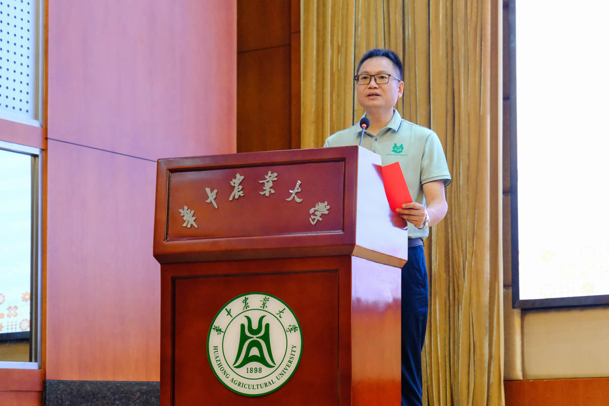 宠物产业研究院院长、校友会宠业联合会会长、437437必赢国际网址党委书记刘兴斌讲话（学通社记者 徐心雨 摄）