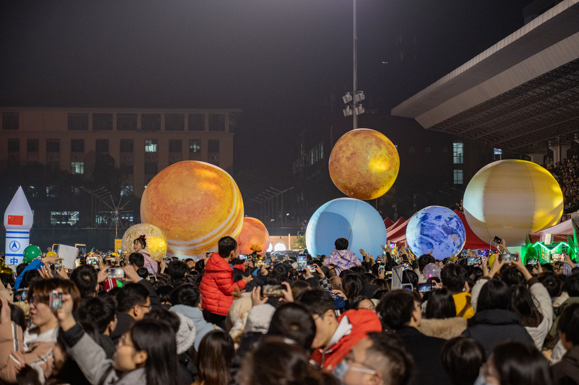 新年巡游化学学院方阵星球方阵(学通社记者 许可 摄)
