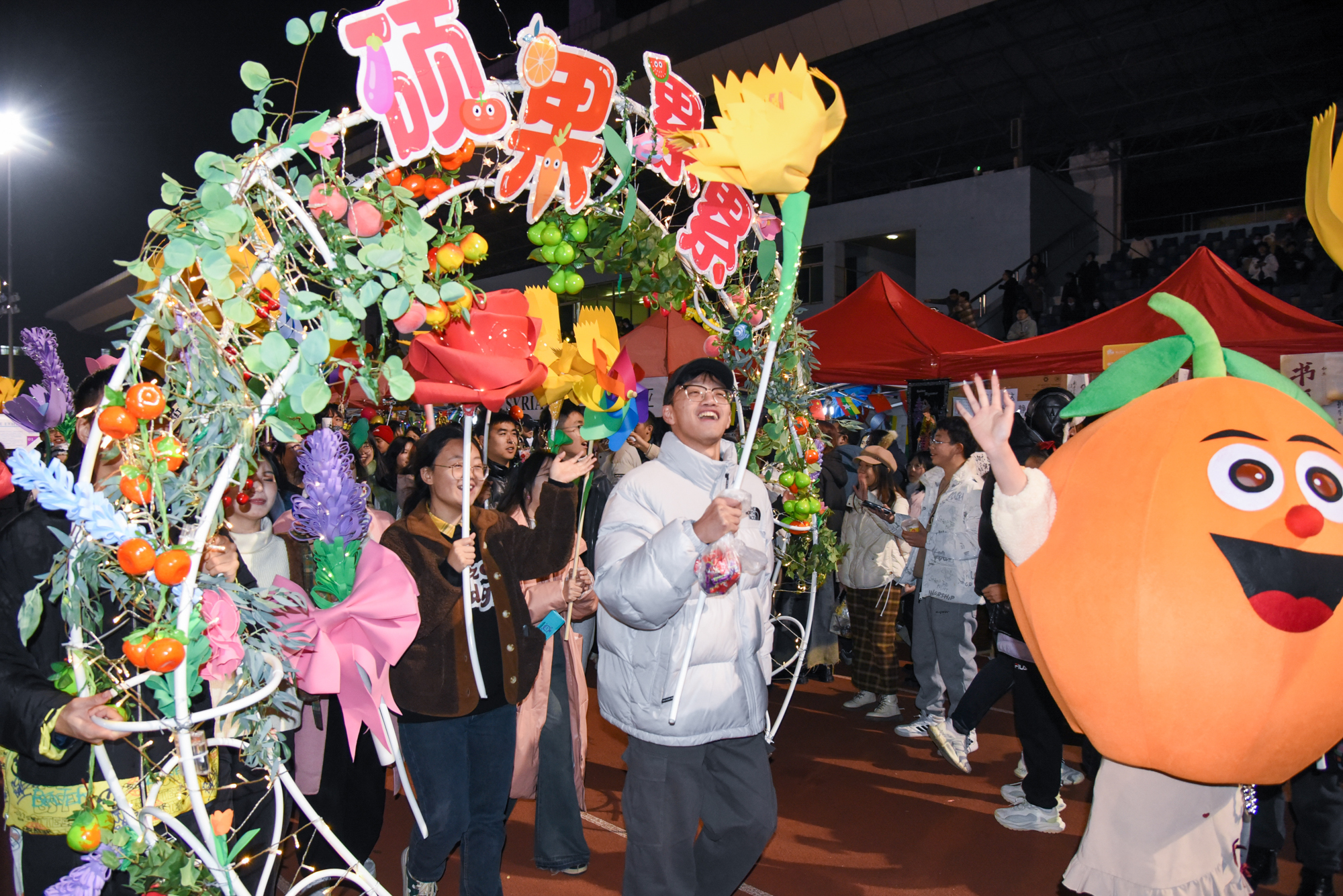 2023年12月31号晚园艺林学学院新年巡游(学通社记者 魏雨城 摄)